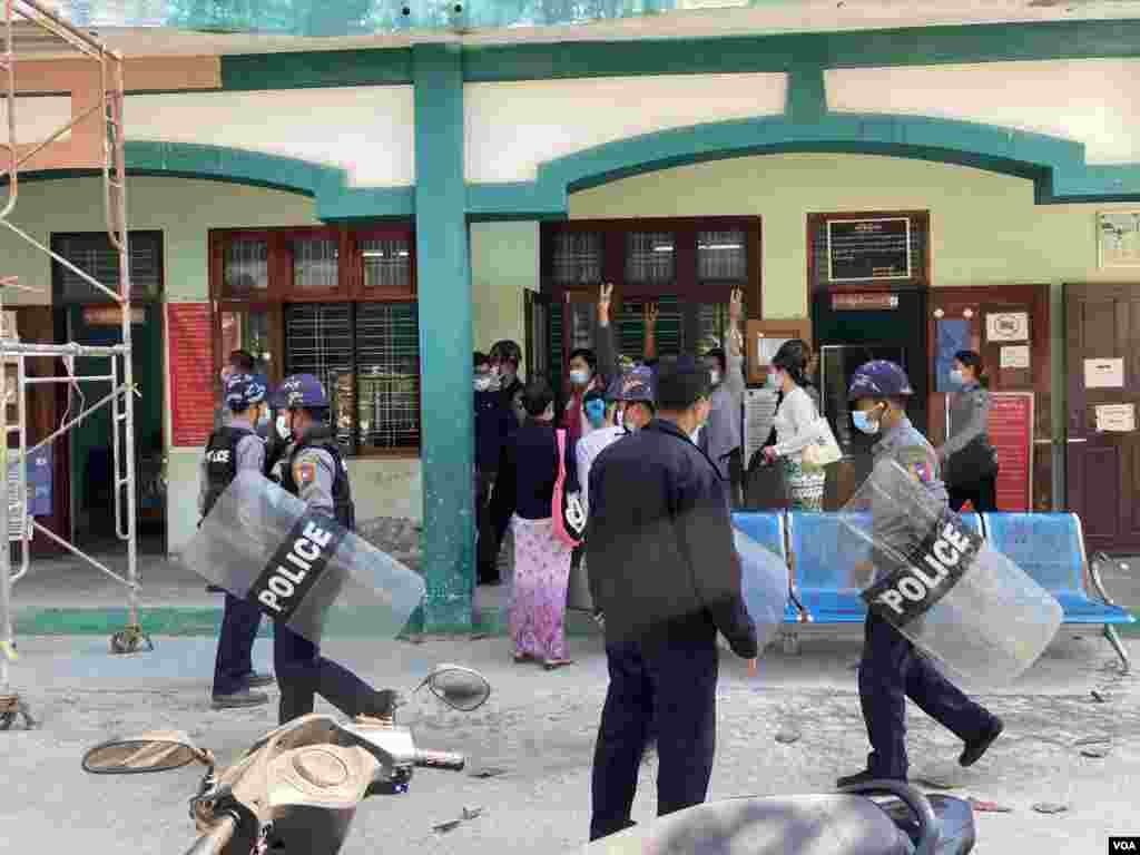 ဖမ်းဆီးခံဆန္ဒပြသူများကို မန္တလေးမြို့ ချမ်းအေးသာစံမြို့နယ် တရားရုံးမှာ ရုံးထုတ်တဲ့ မြင်ကွင်း။