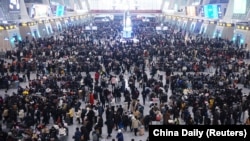 2023年1月20日,中国浙江省杭州市,春节前,旅客在杭州东站等火车。