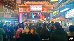 农历春节的台湾台北饶河夜市。(2023年1月25日)