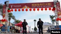 在美国加州华人聚居的蒙特利帕克市发生枪击事件的第二天,警方在事发地点附近戒备。(2023年1月22日)