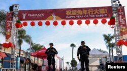在美国加州华人聚居的蒙特利公园市2023年1月21日晚发生枪击事件的第二天,警方在事发地点附近戒备。(路透社)