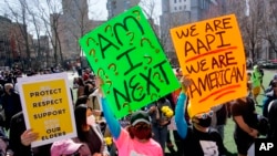 2021年3月21日,人们在纽约唐人街的哥伦布公园参加反对亚裔歧视的集会。