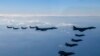 Фото Міністерства оборони Південної Кореї - два бомбардувальники США B-1В,винищувачі Корейських повітряних сил F-35 та чотири американські винищувачі F-16 в небі над Південною Кореєю, 5 листопада 2022 року (South Korean Defense Ministry via AP)