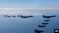 Фото Міністерства оборони Південної Кореї - два бомбардувальники США B-1В,винищувачі Корейських повітряних сил F-35 та чотири американські винищувачі F-16 в небі над Південною Кореєю, 5 листопада 2022 року (South Korean Defense Ministry via AP)