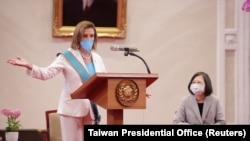 美国会众议院议长佩洛西与台湾总统蔡英文在台北举行会晤期间发表讲话。(2022年8月3日)