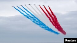 法国空军飞行编队飞越英国诺曼底纪念馆的上空,纪念盟军诺曼底登陆77周年(2021年6月6日)