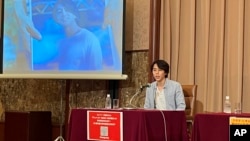 资料照片:东京的日本记者俱乐部展示的因为报道抗议活动而在缅甸被捕的日本记者久田保彻的图像,呼吁立即将其释放。(2022年8月3日)