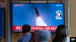 资料照片:韩国首尔一个火车站正在播放朝鲜发射导弹的电视新闻(2022年10月4日)