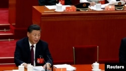 中共领导人习近平和前中共领导人胡锦涛曾经坐过的空椅子。(2022年10月22日)