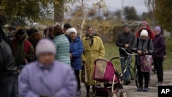 Фото: Люди в черзі за гуманітарною допомогою, Запорізька область, Україна, 20 жовтня 2022 року
