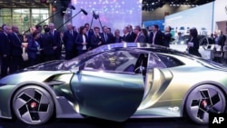 法国总统马克龙参观巴黎车展上的标致(Peugeot )DS E-Tense 电动车(资料照: 2022年10月17日)