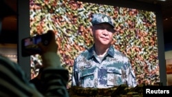 资料照:北京的中国军事博物馆内的大屏幕显示中国领导人习近平视察军队。(2022年10月8日)