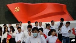 北京的中国共产党历史展览馆内一群年轻人准备在中共党旗下拍照。(2022年10月12日)