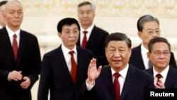 2022年10月23日,在中共二十届一中全会后,中共领导人习近平带领中共新一届中央政治局常委与中外媒体见面。