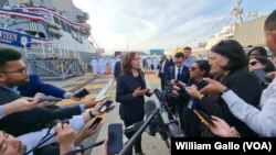美国副总统哈里斯周三(9月28日)在日本东京附近的横须贺美国海军基地停靠的美国霍华德号驱逐舰上与媒体交谈。