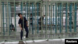 中国山东德州景津压滤机公司的工人在工作。(2022年8月25日)