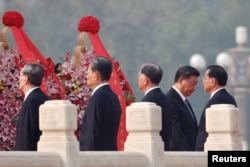 中国领导人习近平在中国国庆日期间出席天安门广场的烈士日纪念活动。(2022年9月30日)