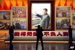 北京的中国共产党历史展览馆内习近平的照片与他的口号:“我将无我 不负人民”。(2022年10月12日)