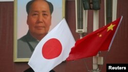 资料照:2006年10月8日,时任日本首相安倍晋三访华时,北京天安门广场悬挂的中国和日本国旗。