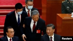 2022年10月22日,在北京人民大会堂举行的中共二十大闭幕式上,前中共总书记胡锦涛被警卫扶着离席。