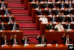2022 年 10 月 22 日星期六,中国国家主席习近平、下排中间和其他代表在北京人民大会堂出席中国执政的共产党第二十次全国代表大会闭幕式。