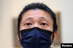 被中国驻曼彻斯特领事馆工作人员扯入领馆院内殴打的示威者Bob Chan在伦敦的记者会上。(2022年10月19日)