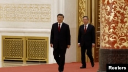 2022年10月23日在北京人大会堂,李强跟在中国领导人习近平后面与媒体会面。