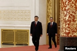 2022年10月23日,在中共二十届一中全会后,中共领导人习近平带领中共新一届政治局常委与中外媒体见面。李强排在习近平后面的第二位。