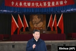 中共领导人习近平带领他的新班子到延安参观中共第七次党代会的会址。(2022年10月27日)