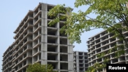 中国房地产企业佳登宝公司在广西桂林的一处烂尾的住宅楼建筑工地。(2022年9月17日)