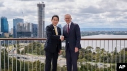 日本首相岸田文雄与澳大利亚总理安东尼·阿尔巴尼斯在澳大利亚西海岸城市佩斯会晤后达成的主要成果为:签署新安全协议提升军事、情报、网安等防卫领域合作。