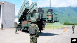 资料照:2022年8月18日台湾士兵在花莲地区演练“天弓III型”地对空导弹。