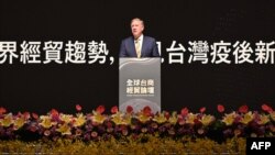 美国前国务卿蓬佩奥在台湾高雄召开的第28届世界台商联合总会年会上讲话。(2022年9月28日)