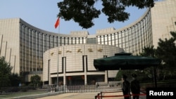 资料照:2022年9月30日,中国北京,警卫人员在中国人民银行(央行)总部前站岗。(路透社)