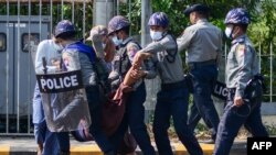 ဖေဖော်ဝါရီ ၁၂ ရက်နေ့က မော်လမြိုင်မှာ ဆန္ဒပြသူများကို ရဲက ဖမ်းဆီးစဉ်