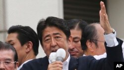 由自民党和公民党组成日本执政联盟在7月10号举行的全国上院选举中维持领先地位。日本前首相安倍晋三星期日(7月9日)在他曾任党魁的执政的自民党联盟7月10号的参议院选举做最后造势演讲时不幸遇刺身亡。-美联社照片
