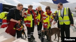 德国民间国际搜救组织带着搜救犬在法兰克福机场准备登机前往尼泊尔。(2015年4月26日)