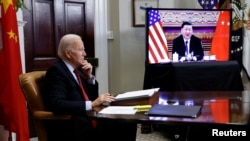 资料照:美国总统拜登从白宫通过视频与中国国家主席习近平通话。(2021年11月15日)