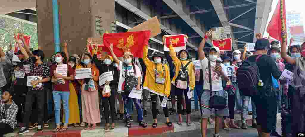 ရန်ကုန်မြို့ လှည်းတန်းအနီး စစ်အာဏာဆန့်ကျင် ဆန္ဒပြပွဲ မြင်ကွင်း။