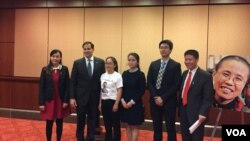 美国国会暨行政当局中国委员会主席鲁比奥与中国维权人士家属合照 (美国之音/李逸华)