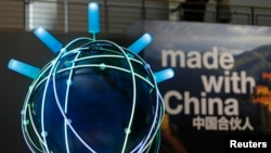 在德国汉诺威举行的世界最大规模电脑与软件展会期间IBM展台旁显现的“中国合伙人”的标语。(2015年3月16日)