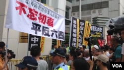 香港市民参加“支联会”举办的六四爱国民主大游行(美国之音海彦拍摄)