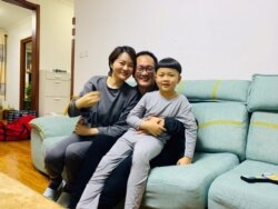 2020年4月27日,中国人权律师王全璋从山东济南返回北京家中与妻子李文足和7岁儿子泉泉团圆。这是他近五年中首次与妻儿亲近相依。(图片由王峭岭拍摄提供)
