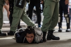 香港警察逮捕了一名参加反对港版国安法的示威者。(2020年7月1日)