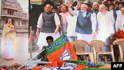 ၂၀၂၄ ခုနှစ် မတ်လ ၁၆ ရက်နေ့က အာဏာရ BJP အမျိုးသားရေးပါတီရဲ့ ရွေးကောက်ပွဲမဲဆွယ်ရုံး မှာ အိန္ဒိယ အထွေထွေရွေးကောက်ပွဲ မတိုင်မီ ကြိုတင်ပြင်ဆင်မှုတွေ လုပ်နေတဲ့ မြင်ကွင်း (ဓာတ်ပုံ - R.SATISH BABU / AFP)