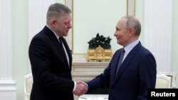 Президент Росії Володимир Путін тисне руку прем’єр-міністру Словаччини Роберту Фіцо під час зустрічі в Москві, Росія, 22 грудня 2024 року. Sputnik/ REUTERS