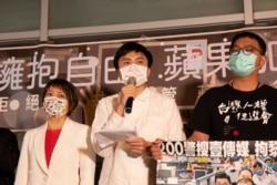 位于台北的经济民主连合研究员江旻谚出席“拥抱自由、苹果加油” 记者会。(照片提供:经济民主连合)