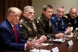 资料照片:特朗普总统与参谋长联席会议主席米利将军以及其他军方将领。(2019年10月7日)