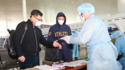 港府派出40名工作人员前往武汉机场协助撤离港人,所有工作人员均穿上保护服。(香港政府新闻处)