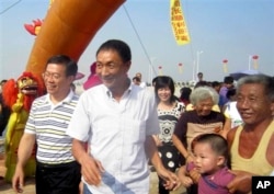 2010年9月27日,与日本巡逻船相撞的中国拖网渔船船长詹启雄(中)被日本释放后在福建家乡受到欢迎